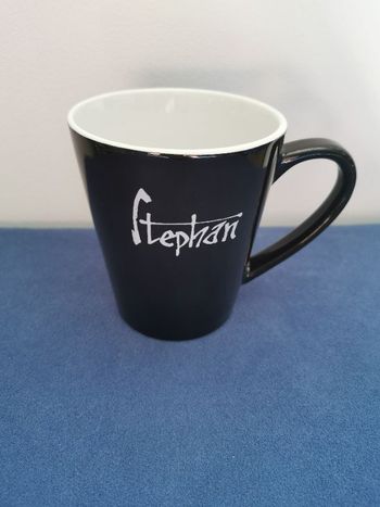 Mug noir siglé Stephan en lettres blanches