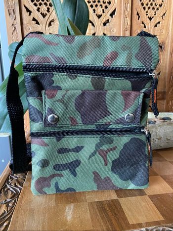 Pochette 4 compartiments motif militaire avec sangle