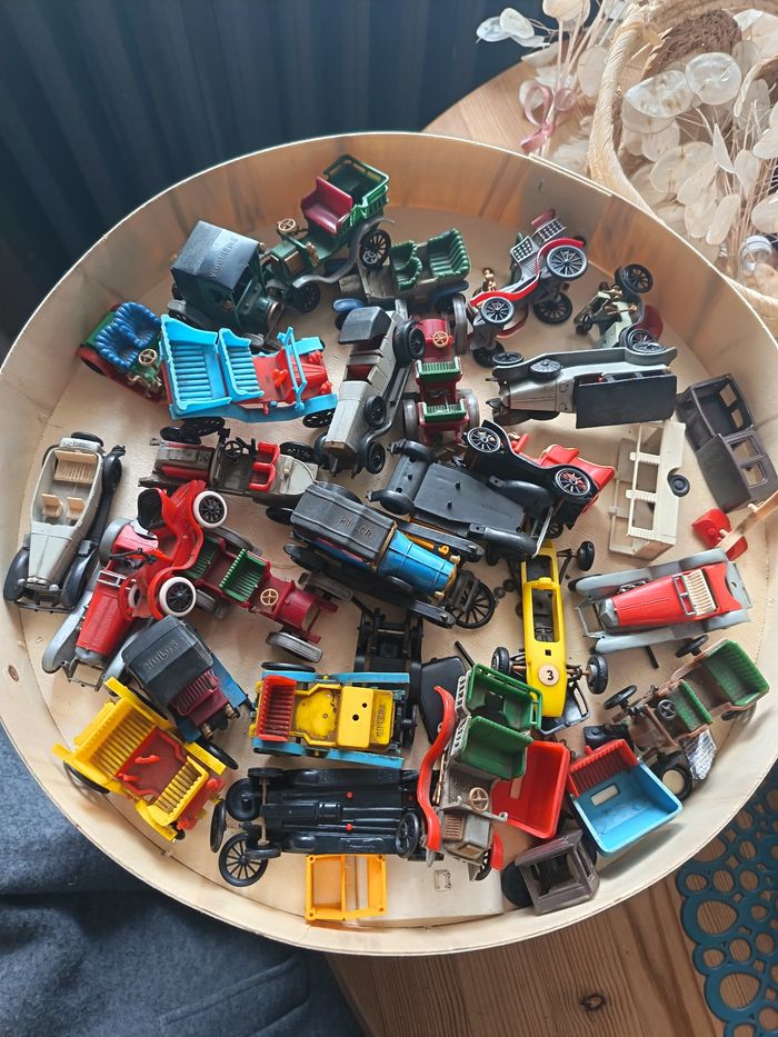 Lot de voitures anciennes
