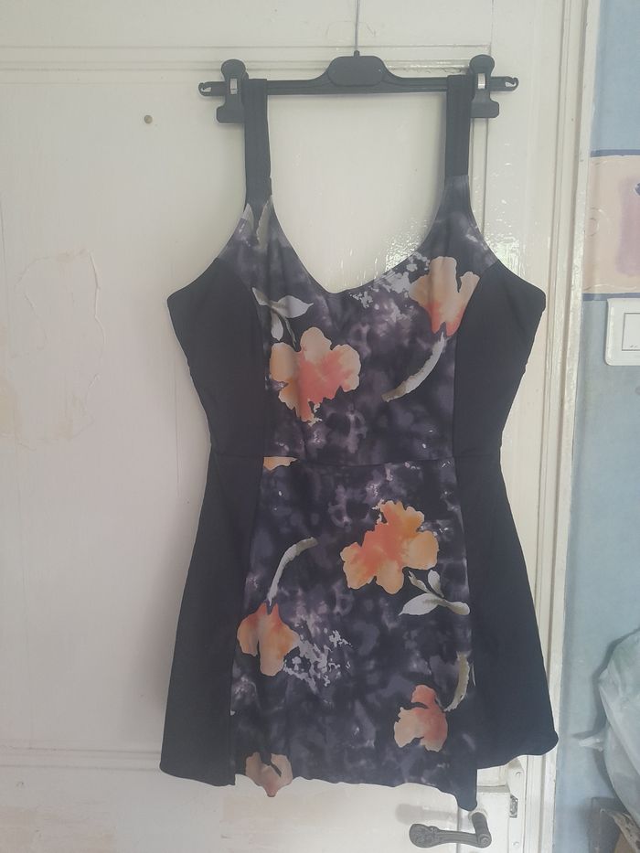 Maillot de bain jupette noir et fleuri, marque Blanche porte, taille 48