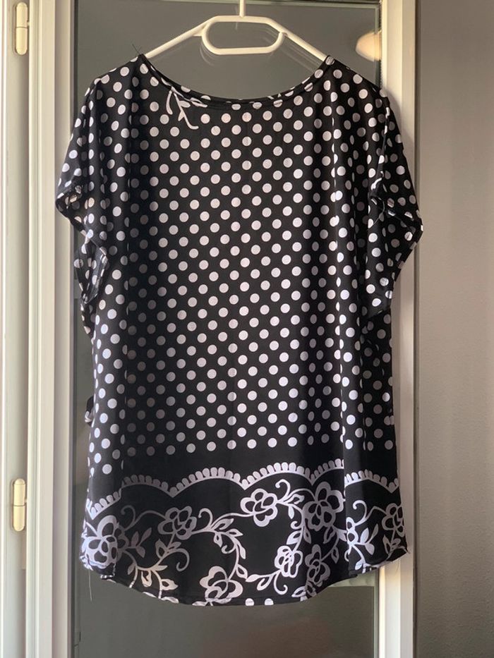 Blouse sans manches.