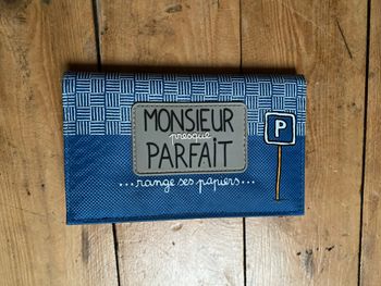 Porte feuille neuf monsieur presque parfait range ses papiers derrière la porte