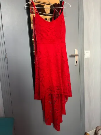Robe en dentelle rouge