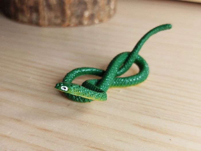 Figurine serpent vert et beige Animal de la savane