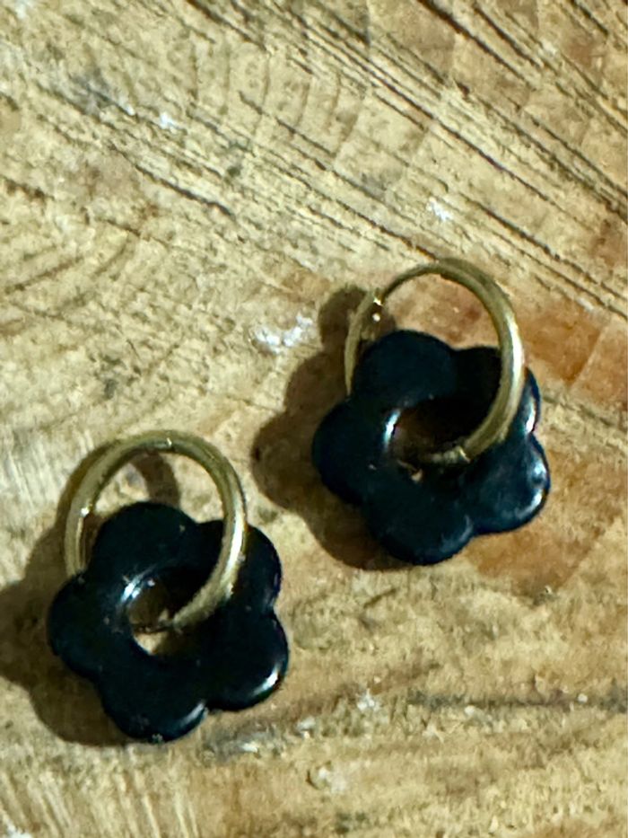 Petites créoles acier inoxydable or fleur résine noire