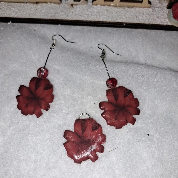 Boucles d'oreilles pendante avec pendentif rouge - photo numéro 8