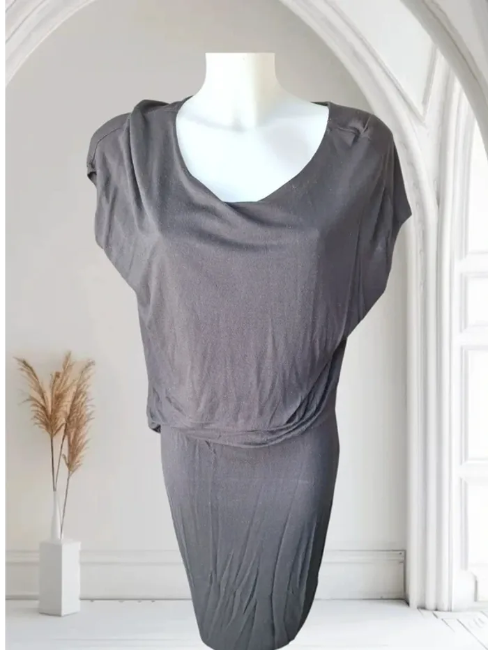 Jolie robe noire sans manche h&M S