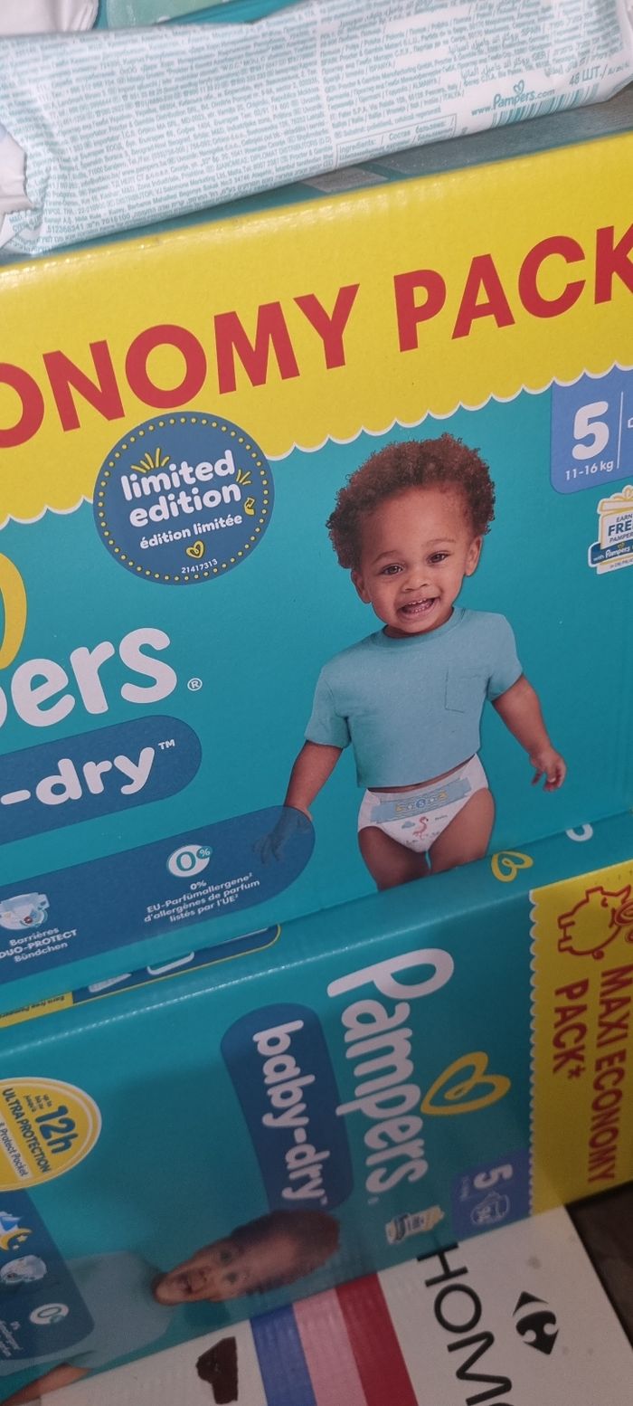 Deux cartons de couches+ 6lingettes pampers - photo numéro 2