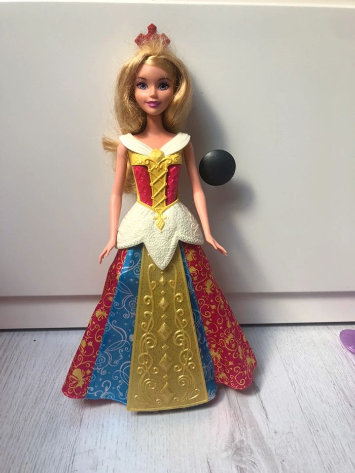 Poupée Aurore la belle au bois dormant, robe enchantée - photo numéro 3