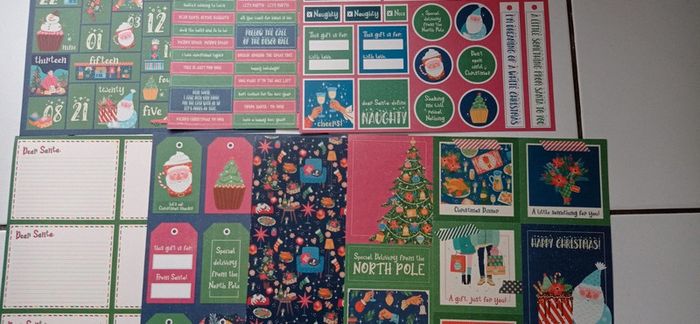 Lot de 7 feuilles scrapbooking Noël bleu vert et rouge