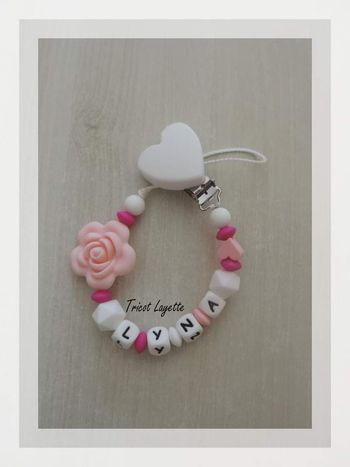 Attache tétine fleur