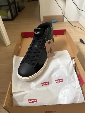 Magnifiques baskets Levi’s neuves avec étiquette pointure 39