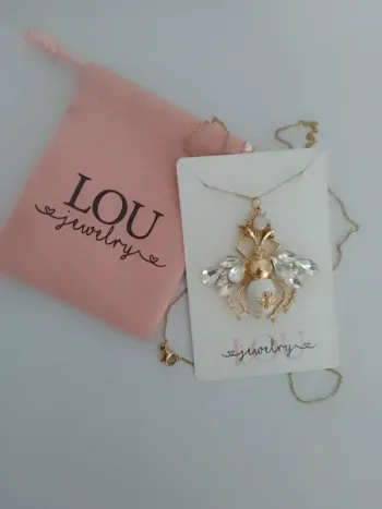 Collier abeille blanche et or a écrit pierre naturelle