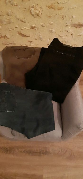 Jeans taille 46 un marron,un noir ,un bleu il leur manque tous le bouton