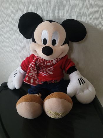 Peluche Mickey pull rouge et écharpe Disney store 2015