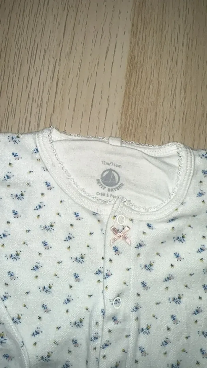 Vend body pyjama avec motif fleuries marque petit bateau taille 12 mois en très bonne état - photo numéro 3