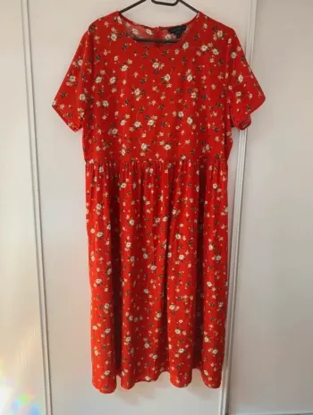 Robe fluide mi-longue rouge à fleurs taille 46
