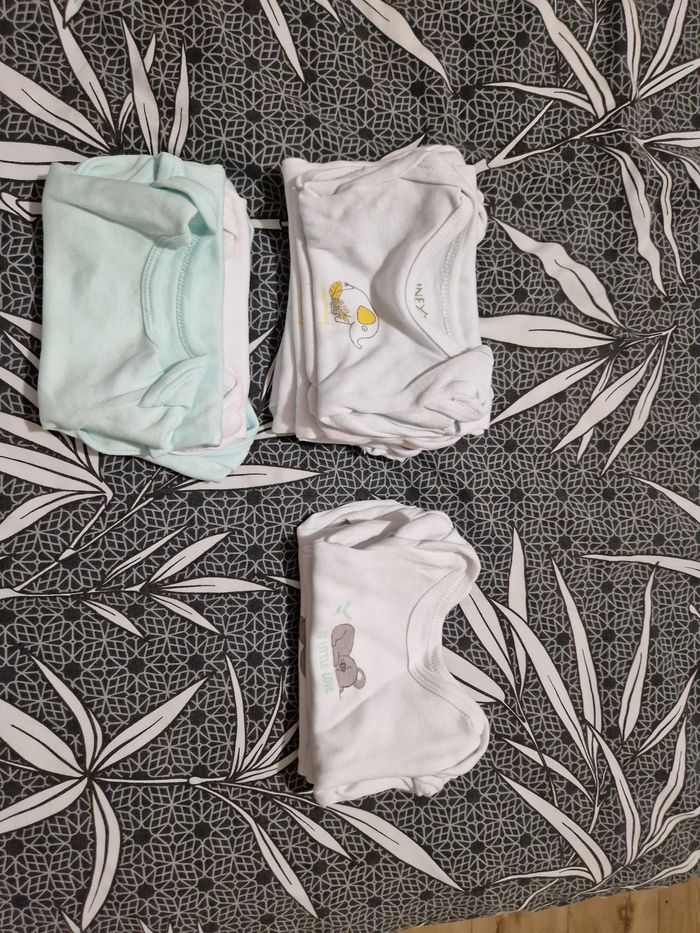 Lot bodies 1 mois - photo numéro 3