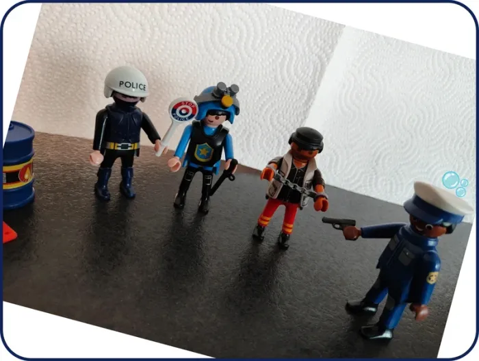 Lot playmobil/ pompier-police- voyou - photo numéro 2