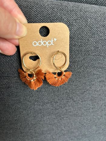 Boucles d’oreilles Adopt pompons pampilles marron neuves