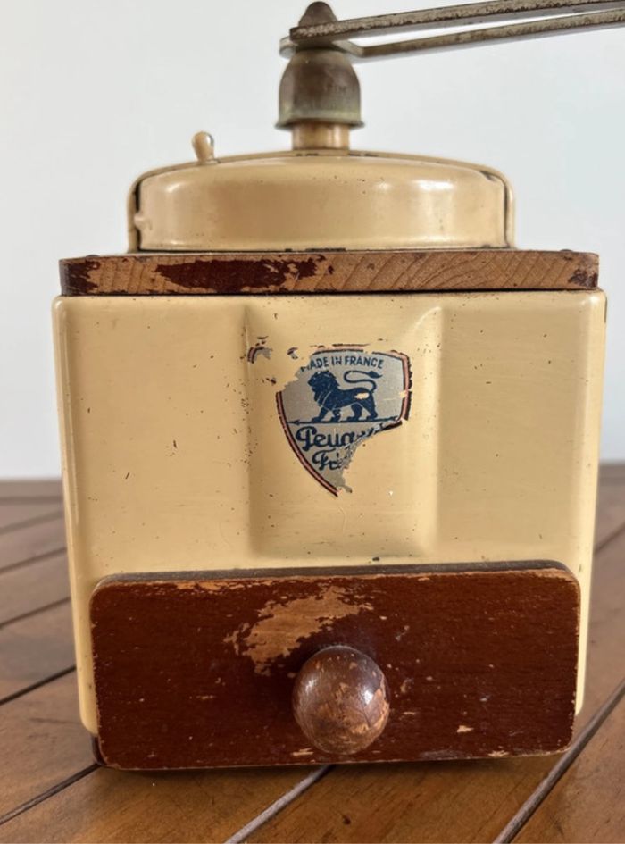Moulin à café Peugeot frères vintage - année 1950 - en bois et émail - photo numéro 3