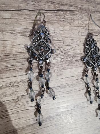 Boucles d oreilles gris foncées-noires