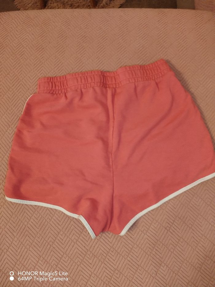 Short fille