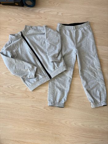 Ensemble jogging decathlon taille 4 ans 