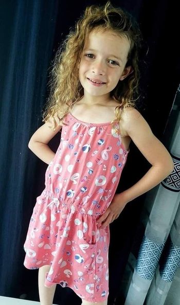 Bonjour, vous pouvez utiliser les filtres taille 8 ans et robe 😉
Ou jetez un coup d'oeil sur ma boutique en ligne directement dans la catégorie 8 ans . 
Charlotte