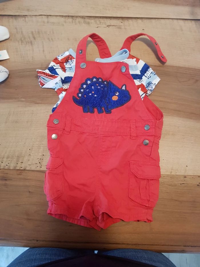 Ensemble salopette et t-shirt