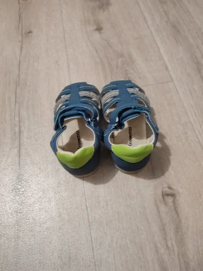 Nu-pieds taille 23 - photo numéro 2