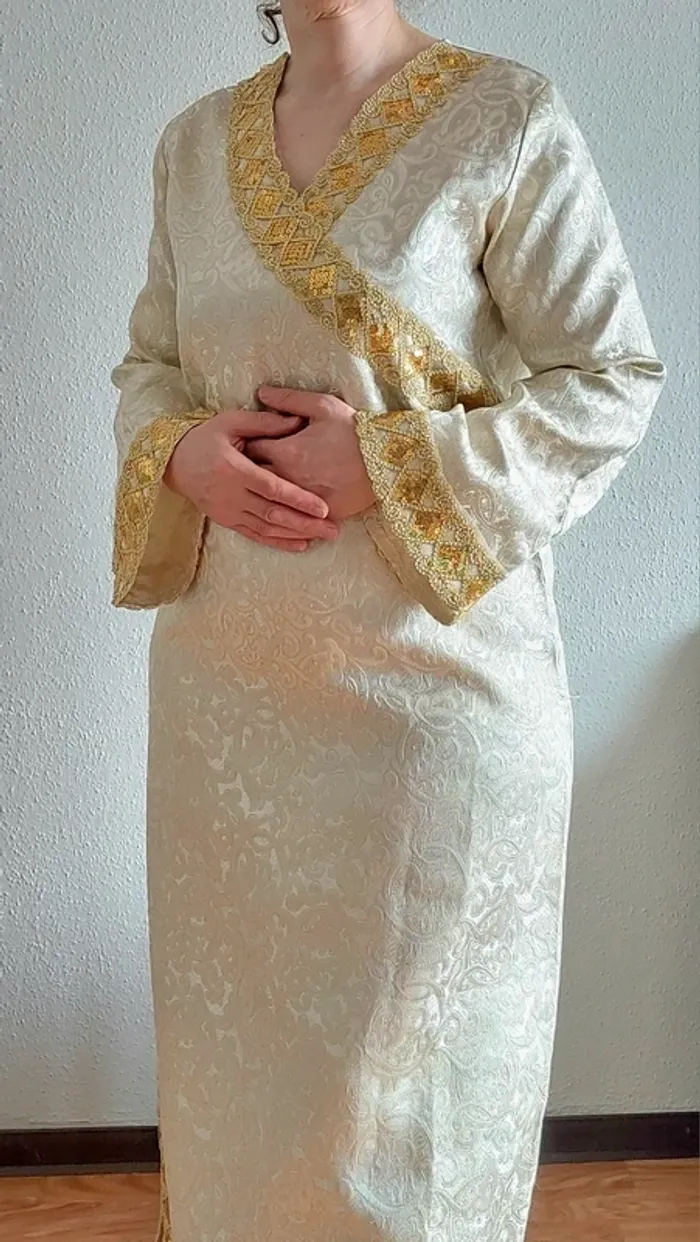 Magnifique caftan traditionnel broderie dorĂ©e đ Robe dâexception pour vos Ă©vĂ©nements spĂ©ciaux ! đ - photo numĂ©ro 3