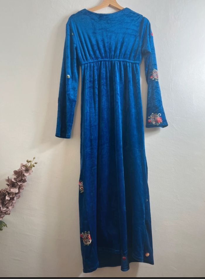 Magnifique robe velours brodée taille 38 - photo numéro 4