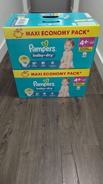 Lot de 2 cartons de Pampers T4+