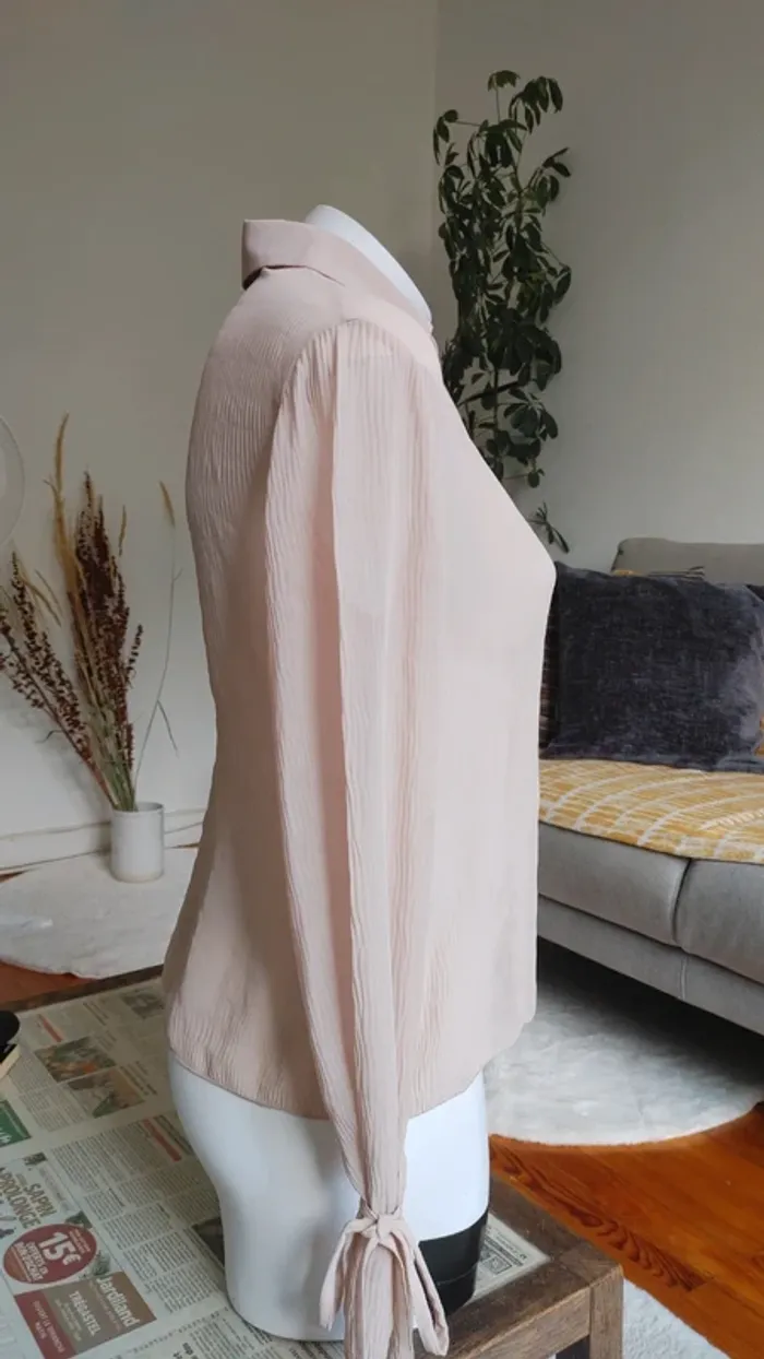Chemisier manches longues original beige rosé en mesh légère décolleté - photo numéro 2