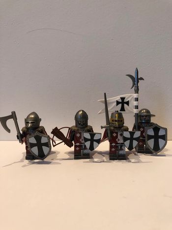 Figurine type lego 4 soldats templiers. Templiers