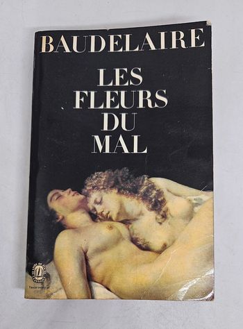 "Les fleurs du mal", de Baudelaire.
404 pages.
Livre de poche. 
ISBN : 2.253.00710.2