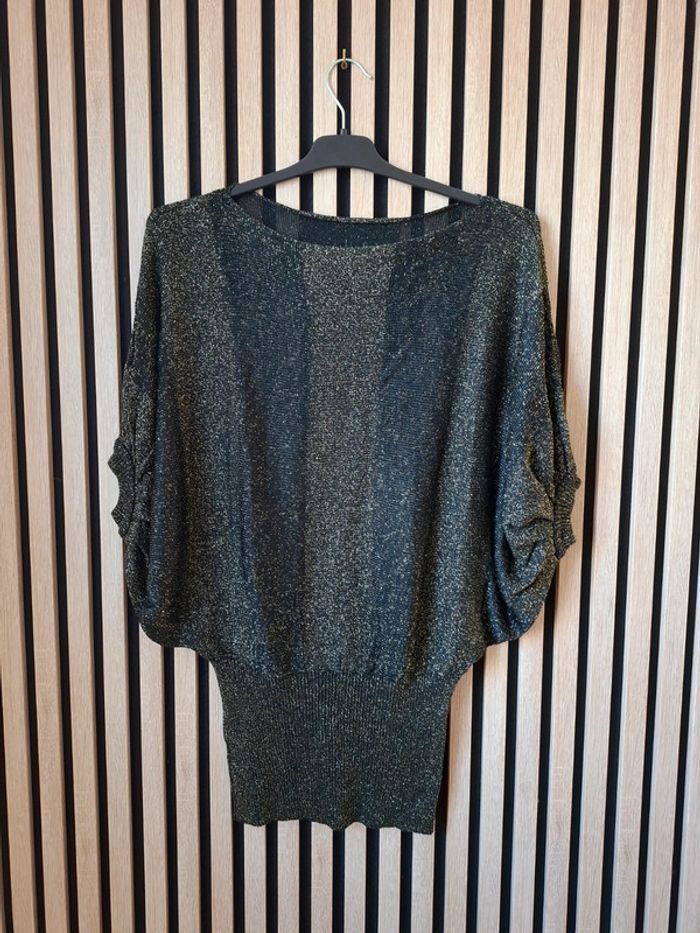 Haut noir fils dorés manches chauves souris T unique