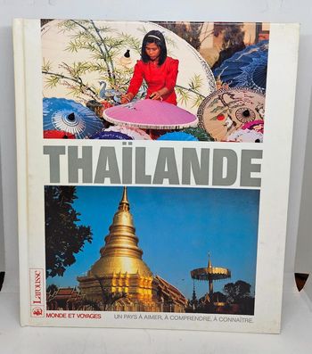 "Thaïlande".
Larousse.
162 pages. 
ISBN : 2.03.513.151.0.