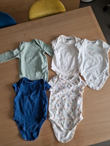 Lot de 5 bodies tape à l'œil 18 mois