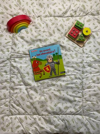 livre kididoc avec rabats à soulever en avant les chevaliers