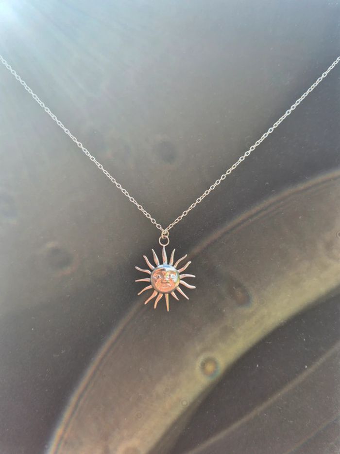 Jolie collier avec pendentif soleil - photo numéro 4