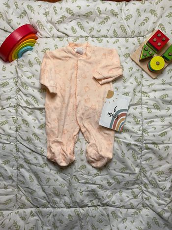 pyjama grenouillère en velours rose à motifs 6 mois ouverture devant