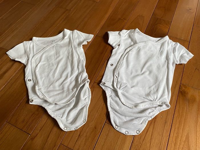 Lot de 2 bodies manches courtes bebe H&M 6mois - photo numéro 2