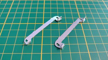 Lot x2 attaches capot avant pièce détachée miniature 1/18 Citroën traction 15cv 1952 Maisto #B36