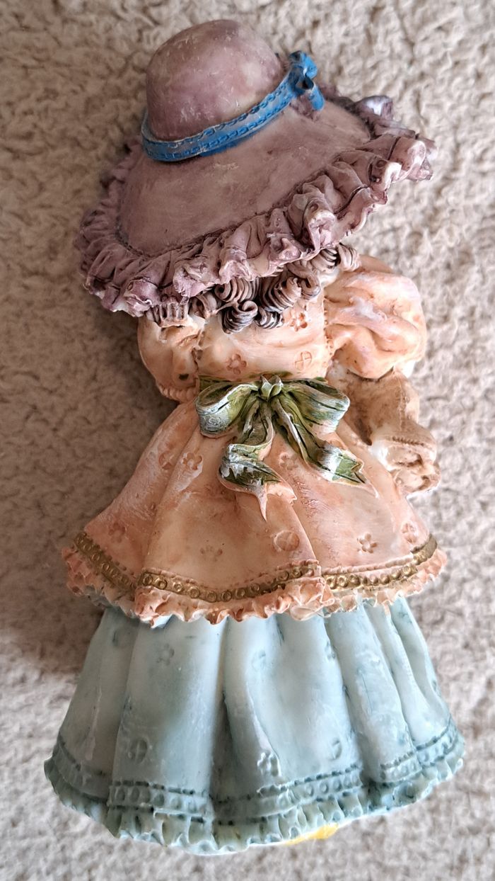 🗿 Statuette en platre - fille avec ourson - photo numéro 2