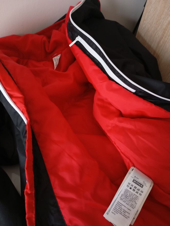 Coupe-vent blouson avec capuche.Taille S .Mixte . Decathlon ..Polyester.Noir et rouge . État neuf . - photo numéro 8