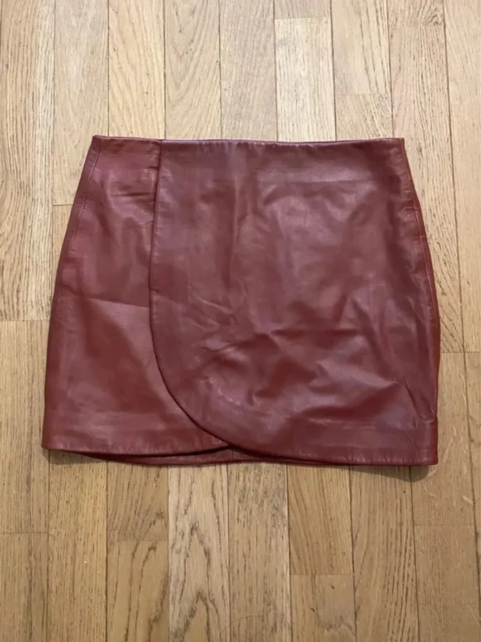 Mini jupe en cuir bordeaux Sézane modèle Bronx taille 36 - photo numéro 2