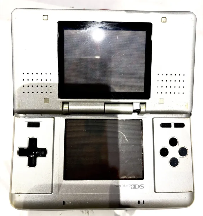 Console Nintendo DS tank charniere HS - photo numéro 2