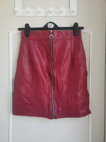 Jupe droite en simili cuir taille 38